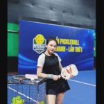 Bảo Thanh trở lại mạnh mẽ sau chấn thương, diện áo dài ra sân pickleball