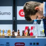 Carlsen gặp khó khăn trong ngày đầu tiên tại Freestyle Chess Grand Slam