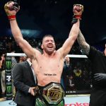 Dricus du Plessis Bảo Vệ Thành Công Đai Hạng Trung UFC Sau Khi Đấm Gãy Mũi Sean Strickland