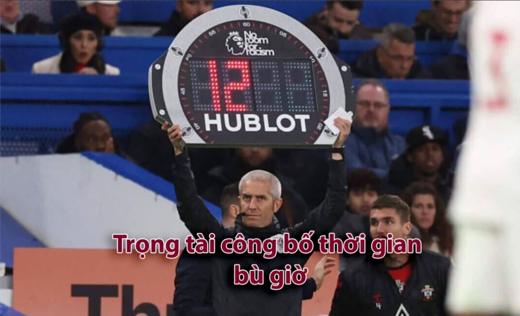 Trọng tài là người có quyền công bố thời gian bù giờ